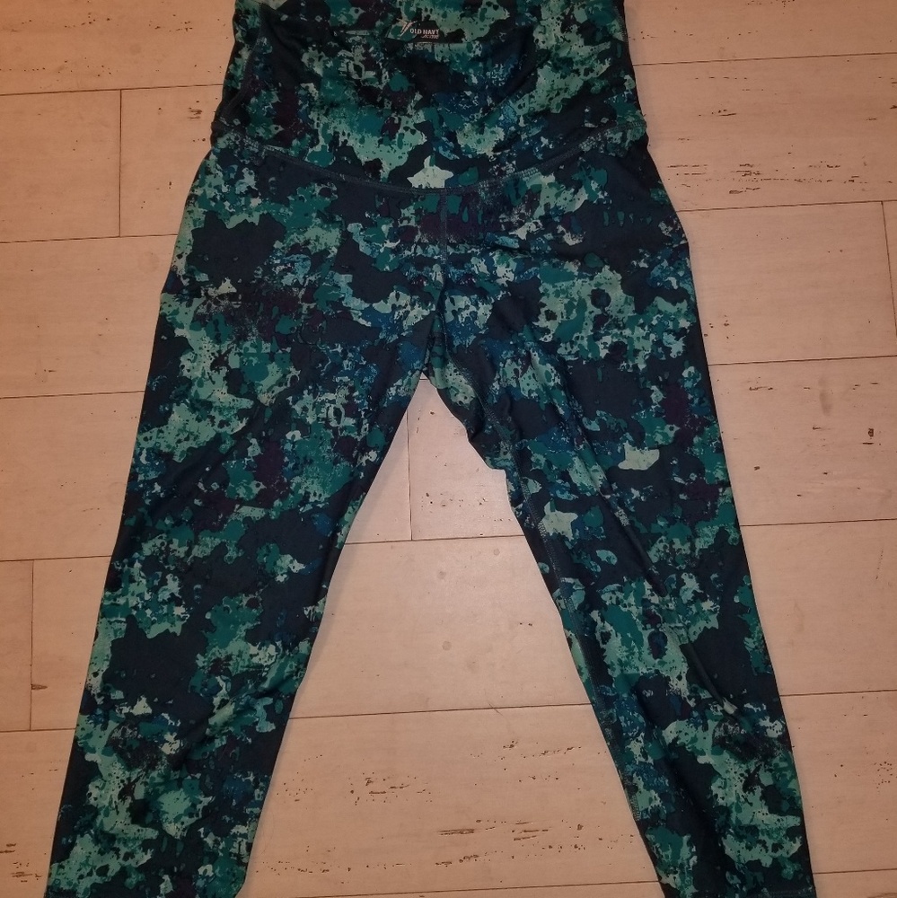 Old Navy Cropped Workout Pants (Size Medium)